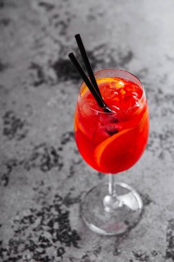 Aperol spritz kokteyl uzun içki cam çatı arka plan üzerinde Kapat.