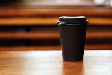 Boş kağıt bardak kahve bir kafede uygulama logo için