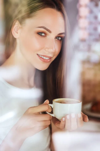 Menina Bonita Café Com Saborosa Escrita Capuccino Caderno Branco — Fotografia de Stock