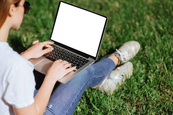 Девушка Работает Ноутбуке Крупным Планом Парке — стоковое фото