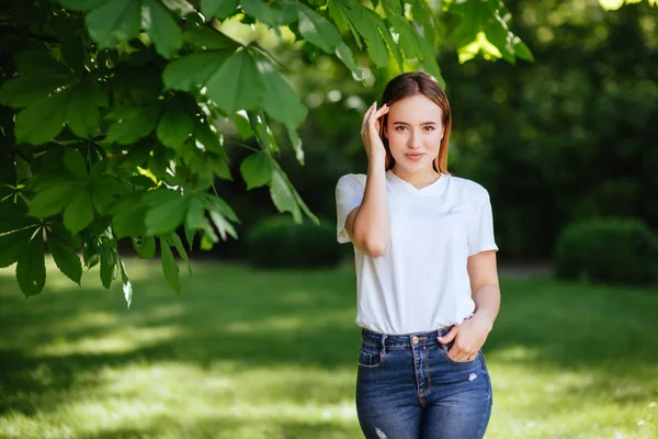 Portret Pięknej Uśmiechający Się Młoda Kobieta Zieleni Parku — Zdjęcie stockowe