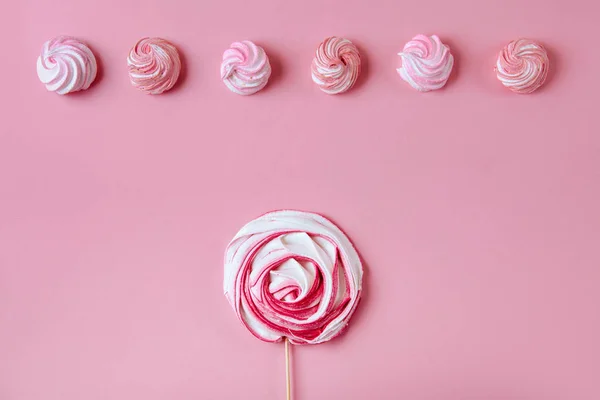 Dulces Rosados Sobre Fondo Pastel Rosado Estilo Plano Laico — Foto de Stock