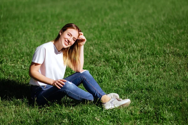 Portret Kobiety Dość Młoda Relaksujący Zielonej Trawie — Zdjęcie stockowe