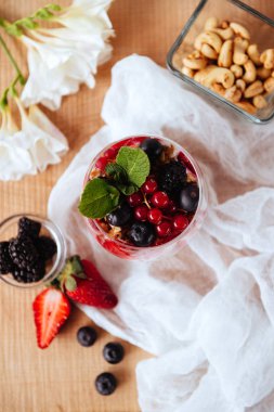 Taze meyveleri ve müsli ile Doğal yoğurt. Sağlıklı tatlı. Stil yat.