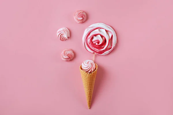 Caramelo Rosa Cono Gofre Sobre Fondo Pastel Rosa Estilo Plano — Foto de Stock