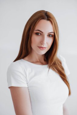 Beyaz arka planda güzel bir kız