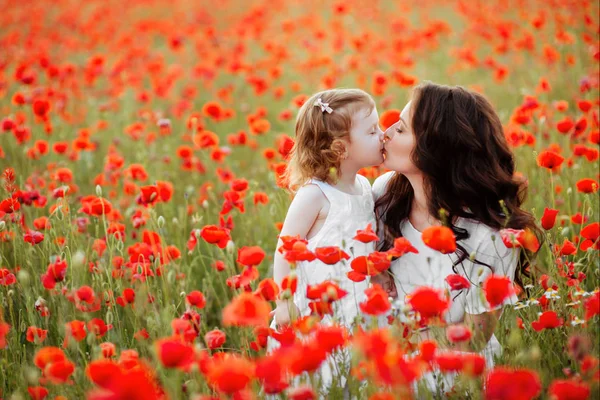 Güzel anne ve kızı bahar çiçek alanında oynama