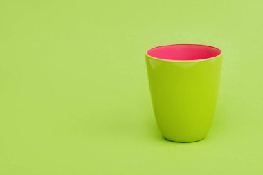 Ramrocket yeşil bir arka plan üzerinde pembe Kupası ile