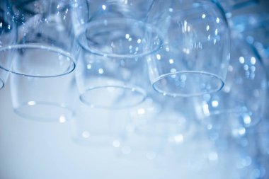 Şık açık mavi renkli. Bokeh ile bulanık gözlük