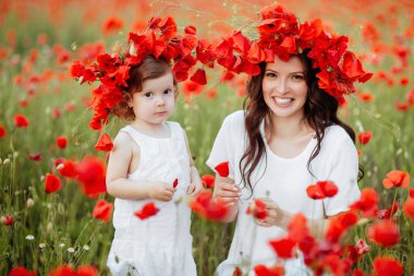 Güzel anne ve kızı bahar çiçek alanında oynama