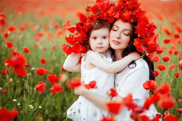 Güzel Anne Kızı Bahar Çiçek Alanında Oynama — Stok fotoğraf