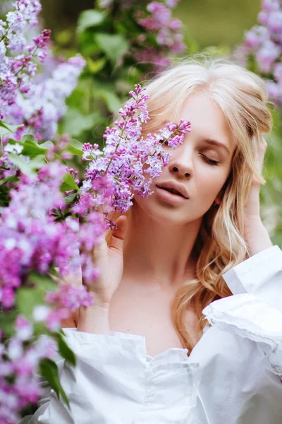 Jovem Encantadora Menina Loira Bonita Primavera Flor Arbusto Lilás Retrato — Fotografia de Stock