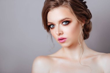 Güzel model stüdyo yakın çekim yüz güzel poz moda