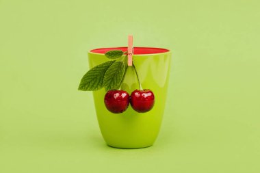 yeşil zemin üzerine yeşil cam ile taze kiraz