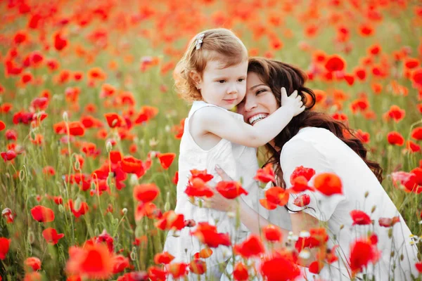 Мать Дочерью Играют Весеннем Цветочном Поле — стоковое фото