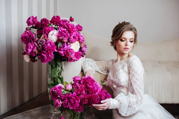 Hermosa Modelo Chica Con Flores Peonía Cerca Cara Cosméticos Belleza — Foto de Stock