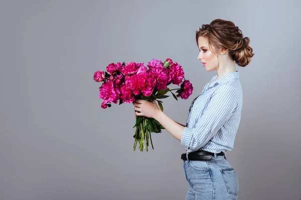 Mode Van Mooie Model Met Bloemen Lente Blik — Stockfoto