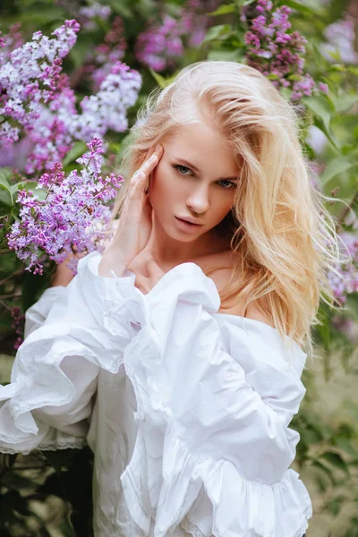 Молода Чарівна Красива Блондинка Весняний Квітучий Бузковий Кущ Портрет Дівчини — стокове фото