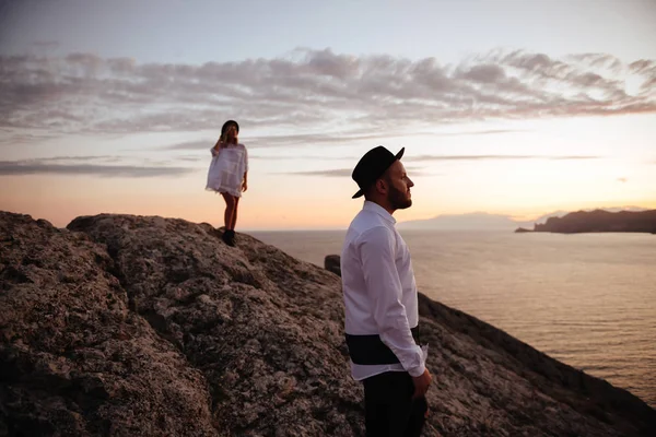 Romántica Historia Amor Verano Una Puesta Sol Las Montañas Joven —  Fotos de Stock