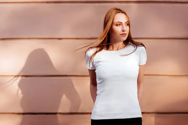 Ragazza Che Indossa Bianco Bianco Shirt Jeans Posa Contro Muro — Foto Stock