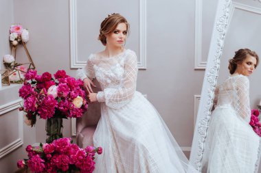 Güzel gelin çiçekler şakayık ile. Güzellik, makyaj, Düğün ve kozmetik 