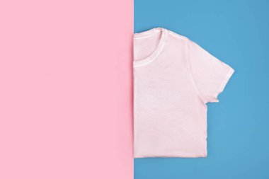 Pembe tişört renkli arka plan üzerinde izole. Stil yat.