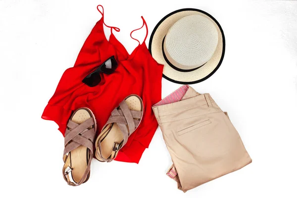 Camiseta Roja Moda Sandalias Cuerda Casual Gafas Sol Negras Pantalones — Foto de Stock