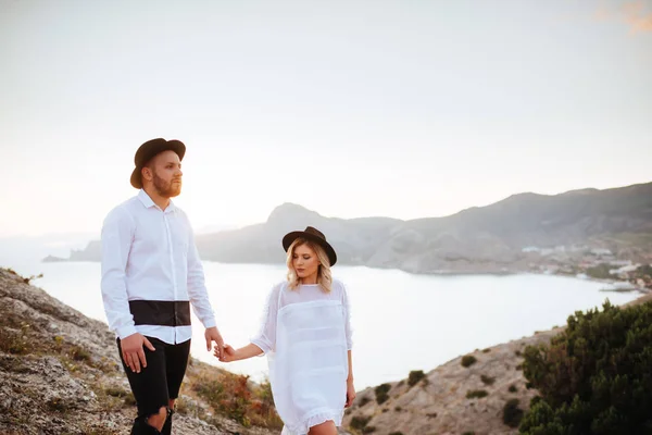 Romántica Historia Amor Verano Una Puesta Sol Las Montañas Joven —  Fotos de Stock