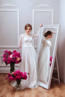 Güzel gelin çiçekler şakayık ile. Güzellik, makyaj, Düğün ve kozmetik 