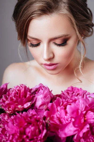 Hermosa Modelo Chica Con Flores Peonía Cerca Cara Cosméticos Belleza — Foto de Stock
