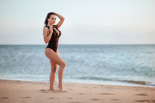 Das Schöne Bikini Model Posiert Vor Der Untergehenden Sonne Auf — Stockfoto