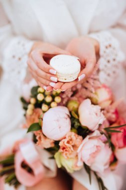 Çiçekler ve güzel bir kadın elinde macaroons
