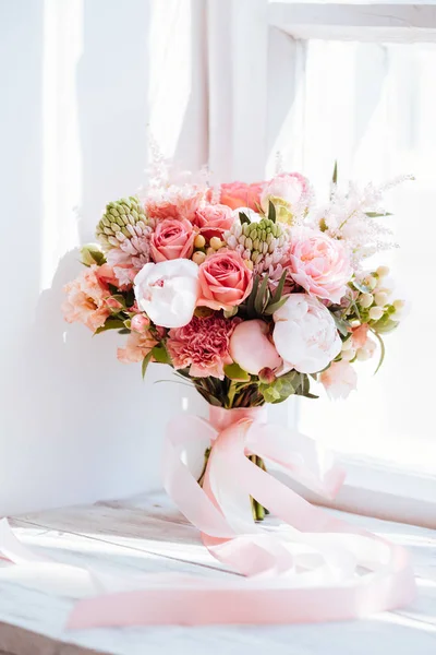 Svatební Květiny Svatební Kytice Closeup Dekorace Vyrobené Růže Pivoňky Dekorativní — Stock fotografie