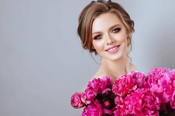 Hermosa Modelo Chica Con Flores Peonía Cerca Cara Cosméticos Belleza — Foto de Stock