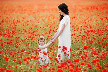 Güzel anne ve kızı bahar çiçek alanında oynama