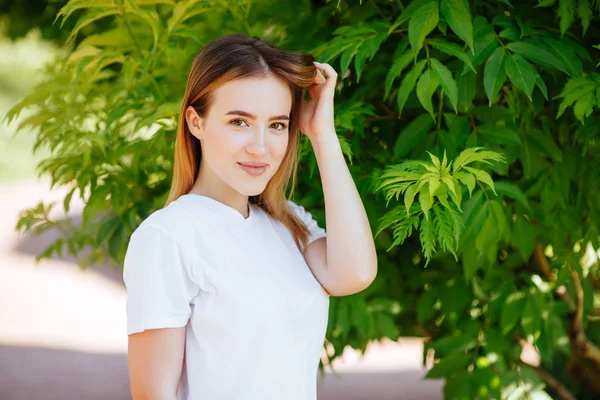 Портрет Красивої Усміхненої Молодої Жінки Зеленому Парку — стокове фото