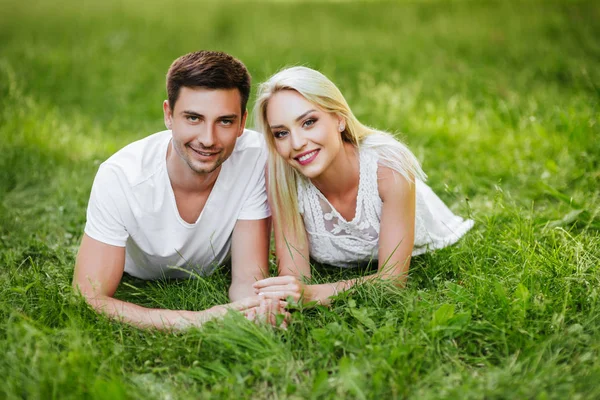 Hermosa Pareja Enamorada Sentada Sobre Hierba Verde Historia Amor Romántica — Foto de Stock