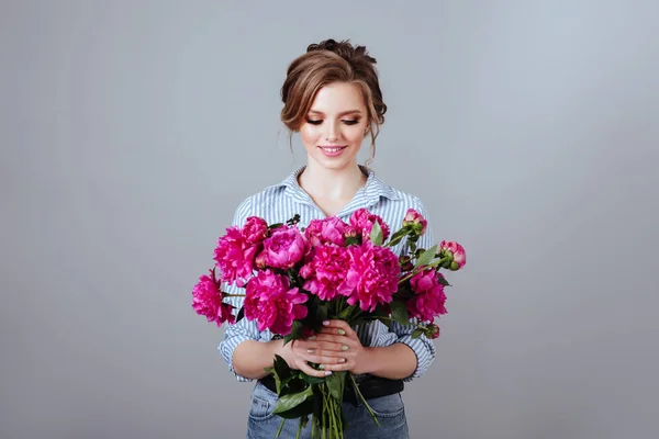 Hermosa Modelo Moda Con Flores Look Primavera — Foto de Stock