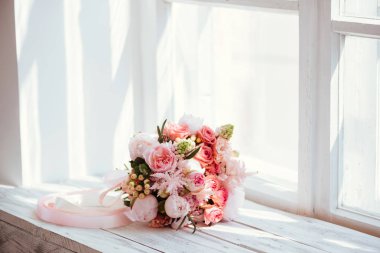 Düğün çiçekleri, Gelin Buketi portre. Dekorasyon yapılmış güller, peonies ve dekoratif bitkiler, yakın çekim, beyaz arka plan