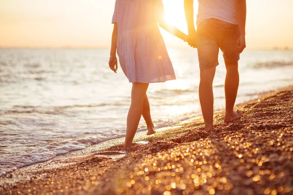 Joven Pareja Feliz Orilla Del Mar Las Luces Del Atardecer —  Fotos de Stock