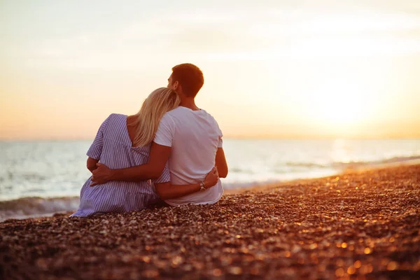 Joven Pareja Feliz Orilla Del Mar Las Luces Del Atardecer —  Fotos de Stock