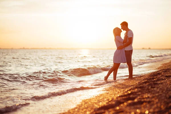 Jovem Casal Feliz Praia Nas Luzes Pôr Sol — Fotografia de Stock