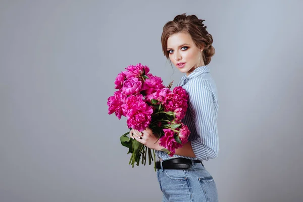 Hermosa Modelo Moda Con Flores Look Primavera — Foto de Stock