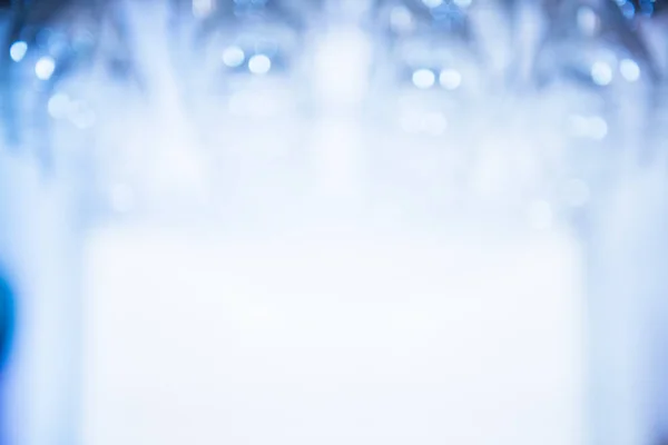 スタイリッシュな明るい青の背景 ボケ味を持つ視力メガネ — ストック写真