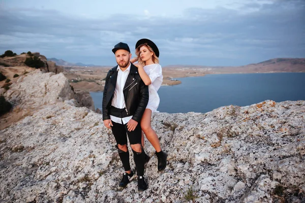 Romántica Historia Amor Verano Una Puesta Sol Las Montañas Joven —  Fotos de Stock