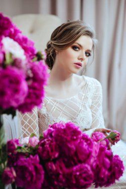 Güzel model kızla çiçekler şakayık yüz yakın. Kozmetik, Güzellik, makyaj, Düğün ve kozmetik .