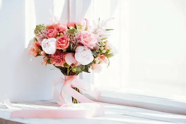 Düğün çiçekleri, Gelin Buketi portre. Dekorasyon yapılmış güller, peonies ve dekoratif bitkiler, yakın çekim, beyaz arka plan