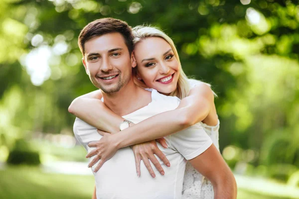 Hermosa Pareja Enamorada Sentada Sobre Hierba Verde Historia Amor Romántica — Foto de Stock