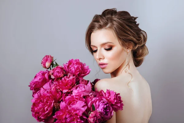 Mooi Model Meisje Met Bloemen Pioen Buurt Van Het Gezicht — Stockfoto