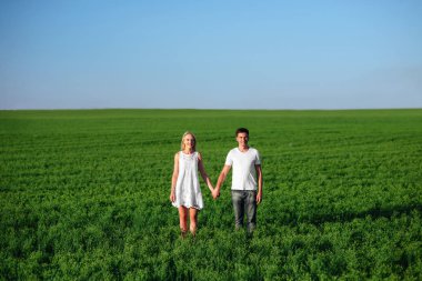 Güzel güzel çift alanında. Parkta romantik aşk hikayesi. Genç kız ve erkek aşık.
